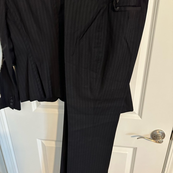 Anne Klein ladies pants suit black with blue/gray pinstripes size 4 - Picture 8 of 8